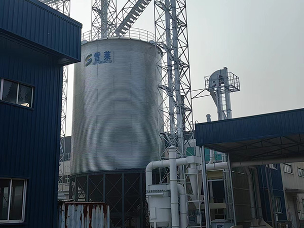 河北衡水寵物飼料廠1-500T錐底倉(cāng)驗(yàn)收成功